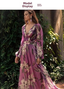 Détail du col en V et imprimé floral papillon sur une robe longue violette