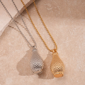 Colliers vintage avec pendentif panier tressé en métal doré et argenté sur pierre
