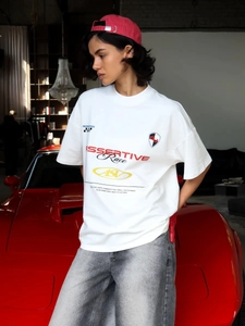 Λευκό street style μπλουζάκι με κόκκινο τύπωμα racing και γκρι ξεπλυμένο τζιν