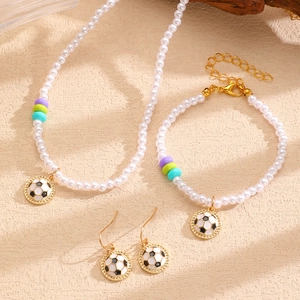 Détails d'une parure de bijoux sport avec perles, bracelet et breloques de football