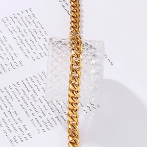 Gros plan détaillé de la chaîne cubaine dorée 12mm avec diamants CNC sur cristal