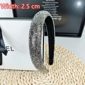 Detail shot of the 2.5cm wide rhinestone braided headband in elegant silver-black tone