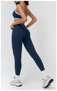 Dettaglio dei leggings yoga blu navy a vita alta con tessuto modellante ed effetto lifting