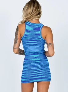 Vue de dos d'une mini-robe tricotée bleue sans manches avec motifs à rayures ondulées