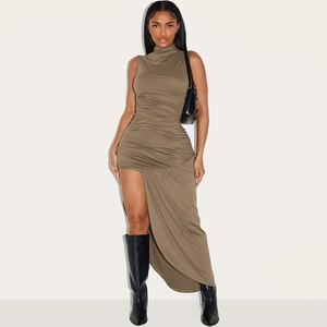 Detailansicht des gerafften Taillendesigns und Beinschlitz am ärmellosen Maxikleid