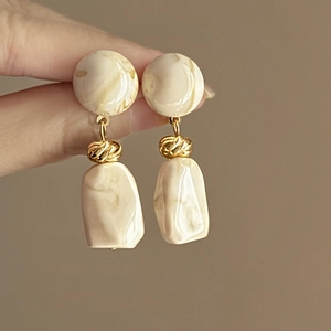 Retro geometric resin earrings with cream marble pattern and twisted gold metal accents