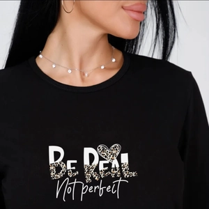 Damen Schlafanzug in Schwarz mit Be Real Herz-Print und modischem Leopardenmuster