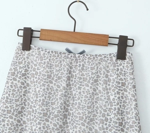 Detail der Textur des Mesh-Rocks mit Leopardenmuster in Hellgrau und Beige
