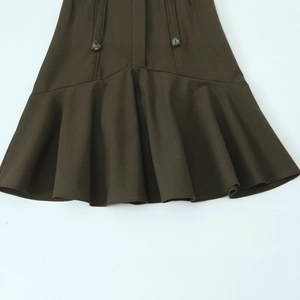 Robe courte tendance avec épaulettes, volants étagés et détails de boutons décoratifs