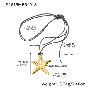 Vue détaillée du pendentif étoile de mer dorée sur cordon en cuir avec dimensions