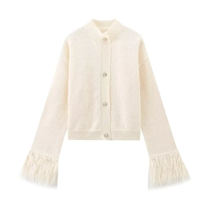 Detailtextur der beige Strickjacke mit flauschigen Federbesatz an den Ärmelbündchen
