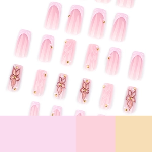 Faux ongles French roses avec relief floral 3D, perles dorées et accents de perles