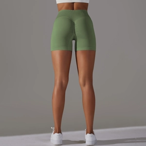 Dettaglio dei pantaloncini da yoga verde avocado senza cuciture con effetto push-up