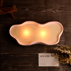 Bougie parfumée en céramique rose en forme de nuage avec deux mèches sur bois