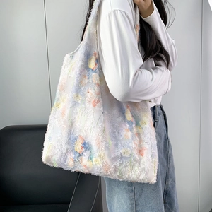 Gros plan détaillé du sac cabas floral avec broderie plumeuse et texture douce