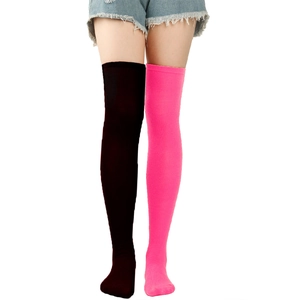 Gros plan de chaussettes hautes asymétriques noir et rose avec texture tricotée fine