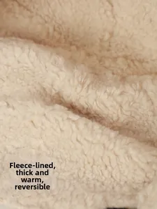 Dettaglio del tessuto spesso in lana d'agnello beige per cappelli invernali reversibili
