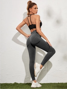 Détail de la texture du pantalon de yoga taille haute et de l'effet galbant