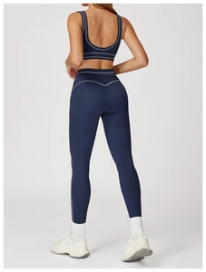 Détails de l'ensemble de yoga bleu marine avec surpiqûres blanches contrastées au dos