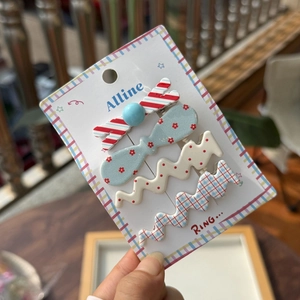 Détail du lot de 4 barrettes colorées avec rayures et pois sur carte de présentation