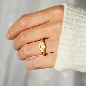 Minimalist S925 sterling silver gold eye ring with central zircon on a model's finger