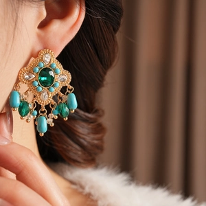 Détails de boucles d'oreilles vintage avec pierre d'émeraude, strass et perles turquoise