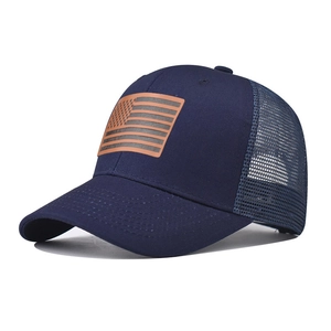Dettaglio cappello trucker blu navy con toppa bandiera USA in pelle e rete
