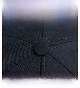Vue détaillée de la calotte d'une casquette avec coutures renforcées et bouton central