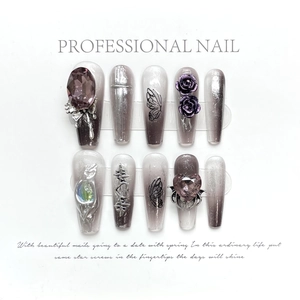 Faux ongles faits main avec motif papillon sombre et accents de pierres violettes