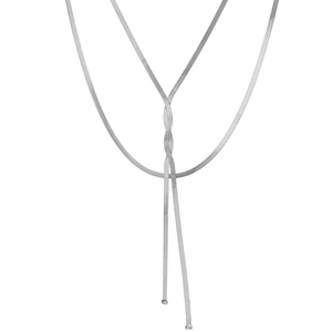 Detail der silbernen Schlangenkette mit langem Y-förmigem Quastenanhänger und Metallperlen