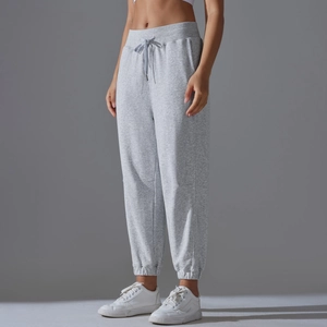 Détail de la taille haute à cordon et tissu tricoté gris sur le pantalon de jogging