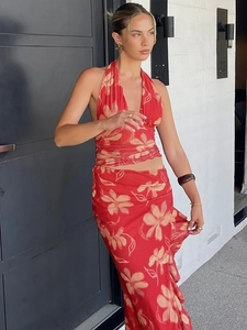 Élégante robe licou deux pièces à fleurs rouges avec col en V profond et découpe