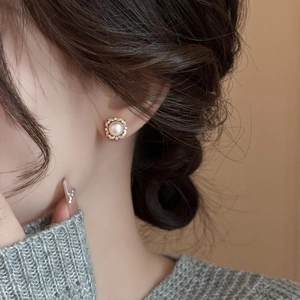 Elegante 14K vergoldete Perlenohrstecker mit Zirkonia, getragen von einem weiblichen Model