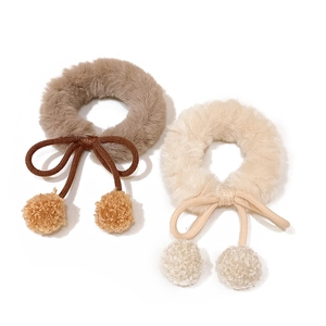 Coleteros de peluche marrón y beige con lazos y pompones para peinados de invierno