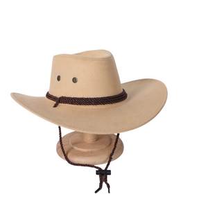 Dettaglio del cappello da cowboy kaki con corda intrecciata marrone e cinturino regolabile