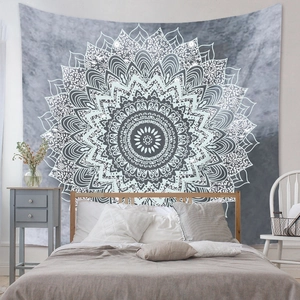 Détail d'une tapisserie mandala bohème accrochée au mur d'une chambre moderne décor