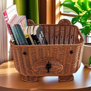 Dettaglio di cesto portaoggetti a forma di orsetto con trama in finto rattan intrecciato