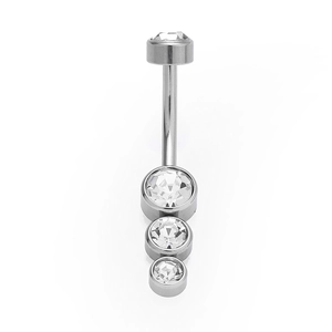 Détail du piercing de nombril en acier 316L avec quatre zircons cubiques transparents