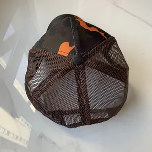 Vista trasera de gorra trucker de camuflaje con malla marrón y detalles en naranja