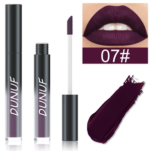 Rouge à lèvres liquide mat violet foncé 07 avec applicateur et détail d'estompage