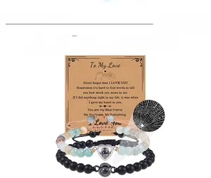 Dettaglio dei bracciali con perline da 6mm in amazzonite e nero opaco e cuore proiettante