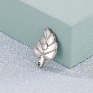 Polished silver leaf pendant with detailed veins for elegant necklace jewelry making
