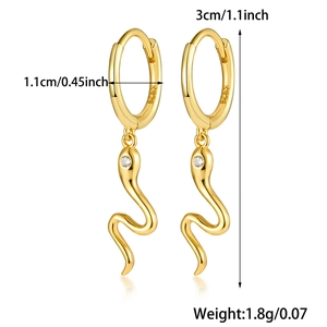 Detailansicht der S925 Sterlingsilber Schlangen-Ohrringe mit Gold-Finish und Zirkonia
