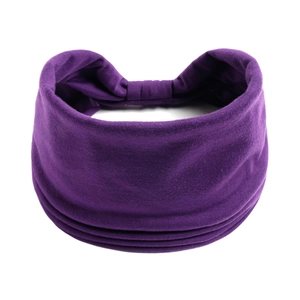 Dettaglio della fascia larga viola scuro per yoga con trama a maglia traspirante