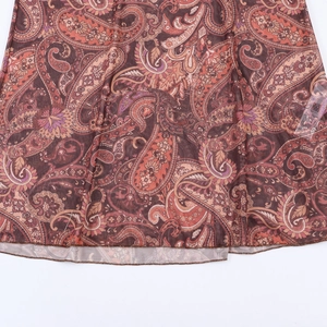 Robe longue en mesh ajustée avec imprimé cachemire et décor en métal tons marron