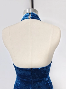 Dettaglio dell'abito in velluto con scollo all'americana e fibbia in strass sul retro