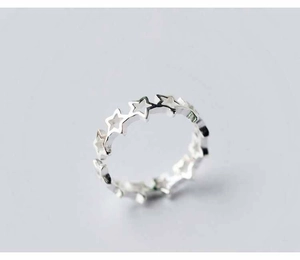 Makroaufnahme des silbernen Rings mit hohlem Sternmuster und Hochglanzpolitur