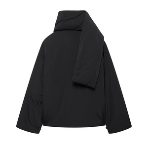 Detail einer schwarzen Steppjacke mit passendem Schal-Kragen und Knopfmanschetten