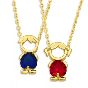 Dettaglio dei ciondoli bimbo e bimba in oro 18K con pietre a cuore blu e rosse