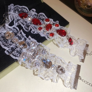 Vue macro détaillée de bracelets en dentelle blanche avec accents de cristal en goutte